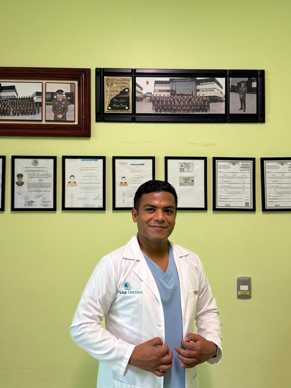 Dr. Víctor Javier Herrera Virrueta en consulta médica